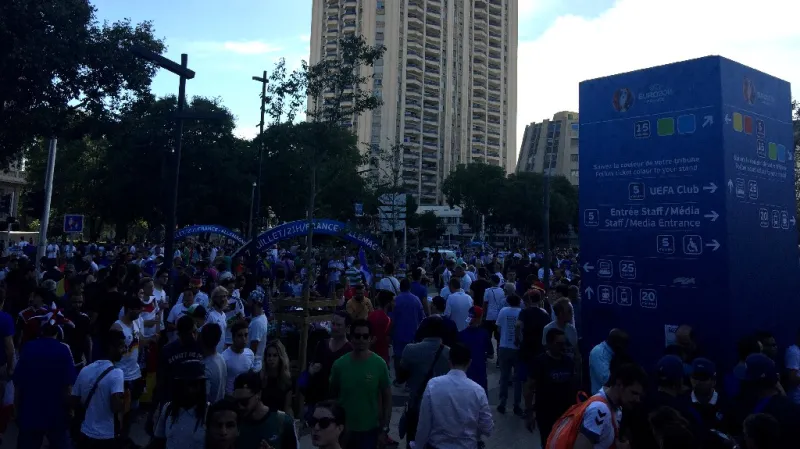 Náměstí Rond-Point du Prado nacpané fanoušky