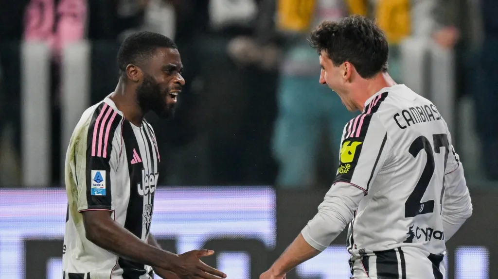 Hráči Juventusu slaví branku do sítě Pisy