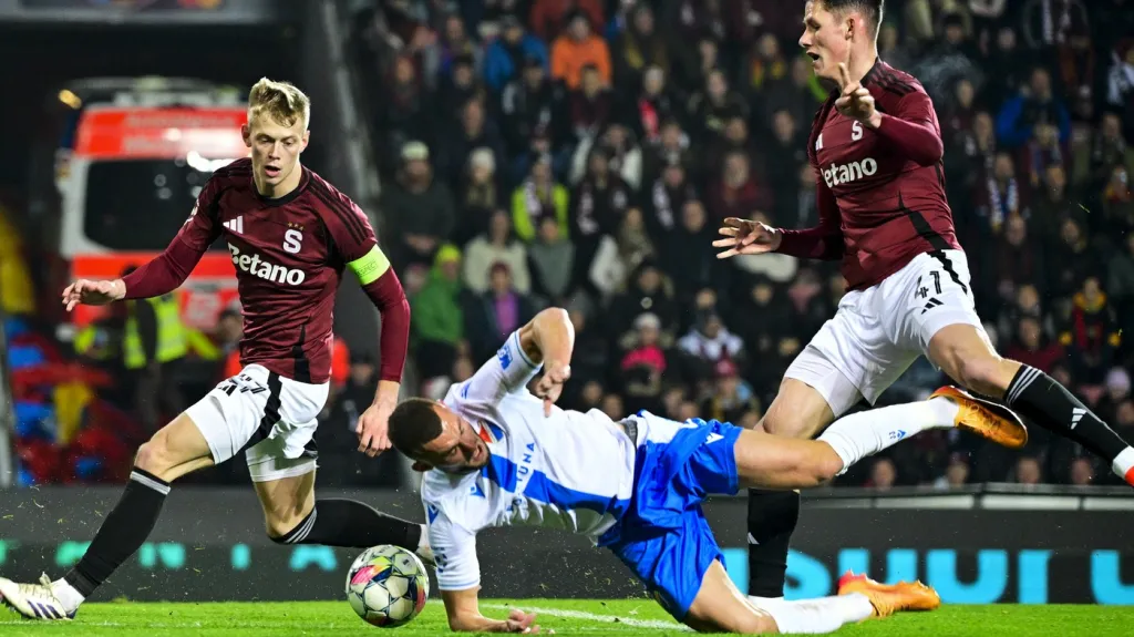 Kapitán Sparty Filip Panák (vlevo) v utkání proti Baníku Ostrava