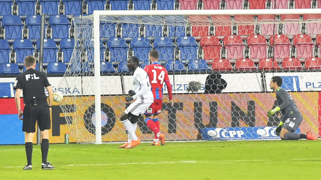 Fotbalisté Karviné právě vstřelili gól v Plzni