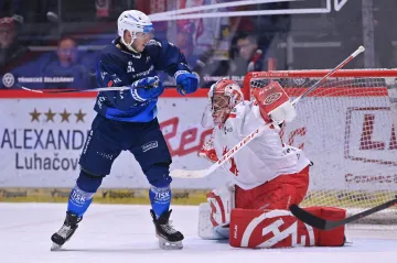 Třinecký brankář Marek Mazanec čelí šanci Komety Brno