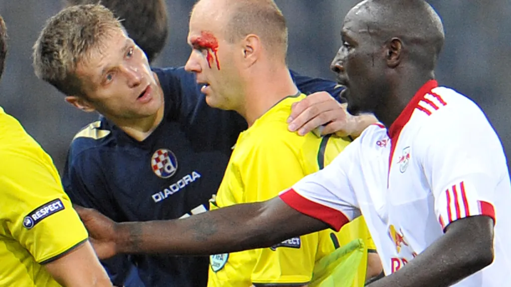 Rozhodčí Martin Wilczek (uprostřed ve žlutém)