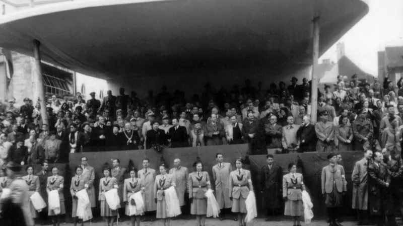 Klement Gottwald sledoval sokolský průvod na tribuně na Staroměstském náměstí