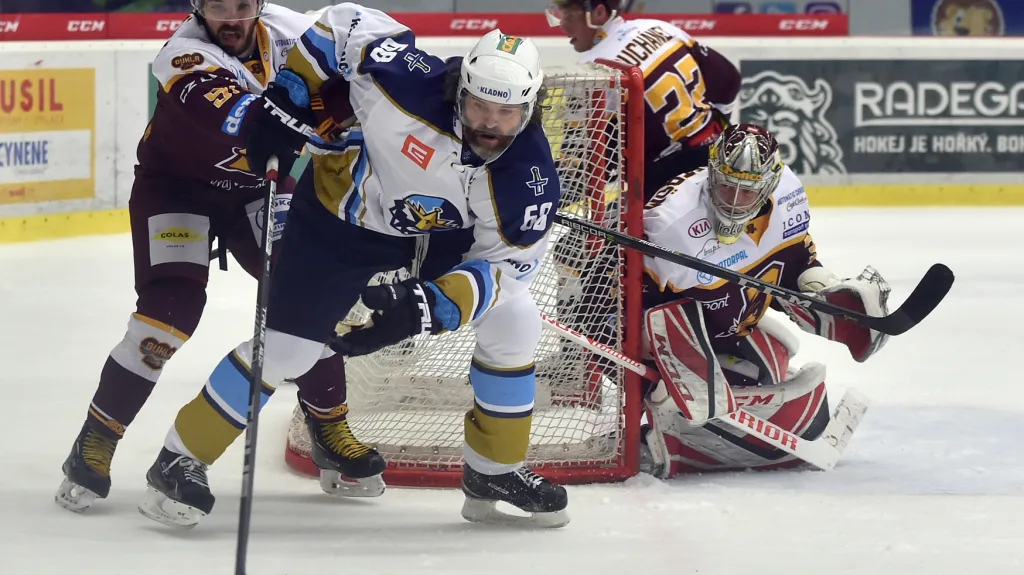 Jágr bráněný v Jihlavě bekem Jiránkem