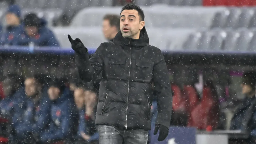 Trenér Xavi na barcelonské lavičce v Mnichově