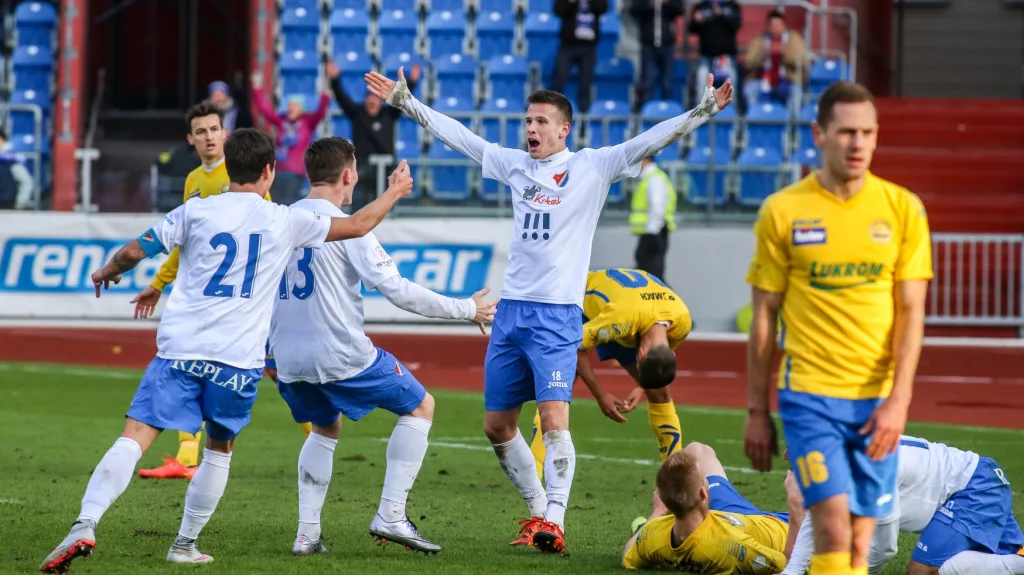 Fotbalisté Baníku Ostrava oslavují gól v síti Zlína