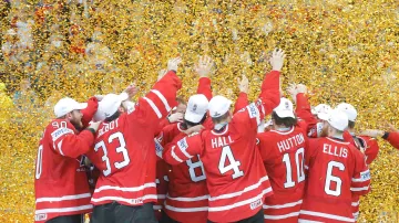 Hokejisté Kanady se radují z titulu mistrů světa