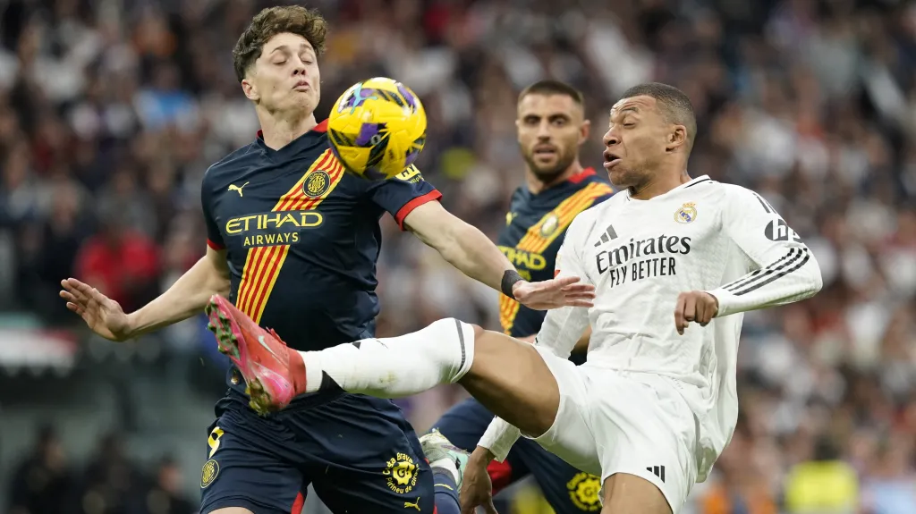 Ladislav Krejčí z Girony v souboji s hvězdným Kylianem Mbappém z Realu Madrid