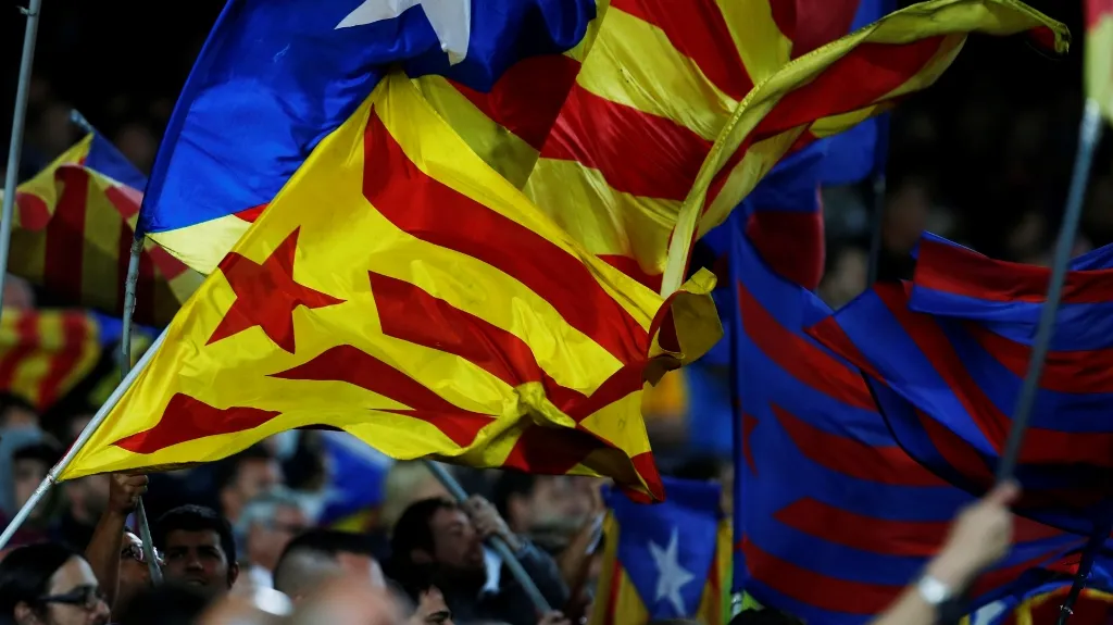 Barcelonští fanoušci s vlajkami "Esteladas"