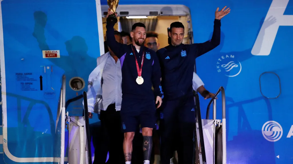 Lionel Messi a trenér Lionel Scaloni po přistání v Buenos Aires