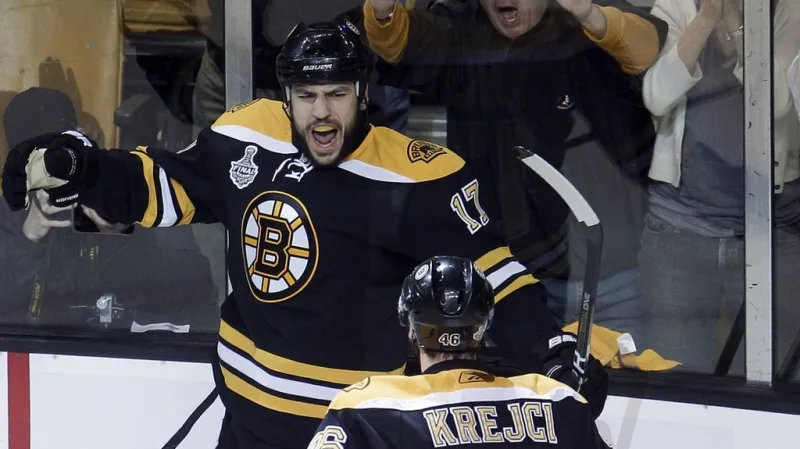 Hráči Bostonu Lucic a Krejčí slaví gól