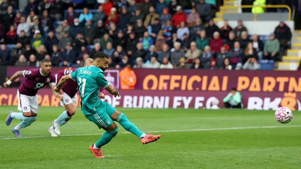 Mohamed Salah dává v Burnley gól z penalty