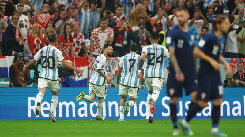 Argentinec Lionel Messi se raduje z gólu v utkání s Chorvatskem
