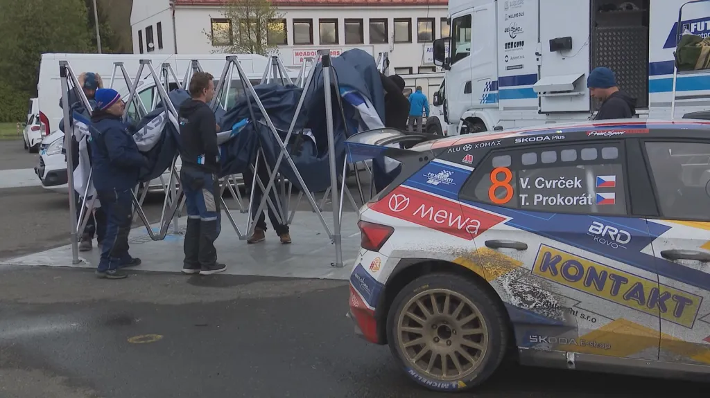Organizátoři sklízejí servisní zónu Rallye Šumava Klatovy