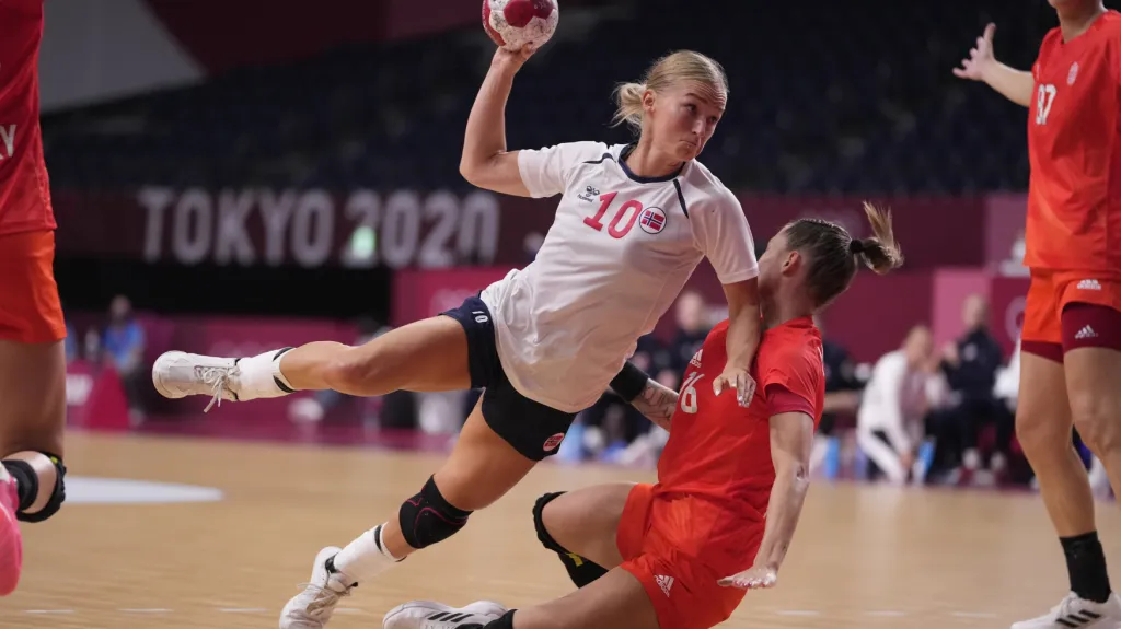 Stine Bredal Oftedalová skóruje proti Maďarkám