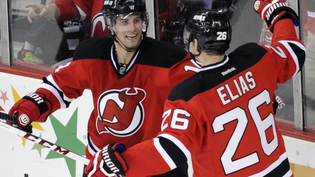 Adam Henrique slaví branku s Patrikem Eliášem