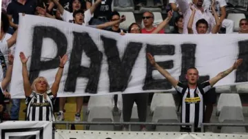 Fanoušci se loučí s Pavlem Nedvědem