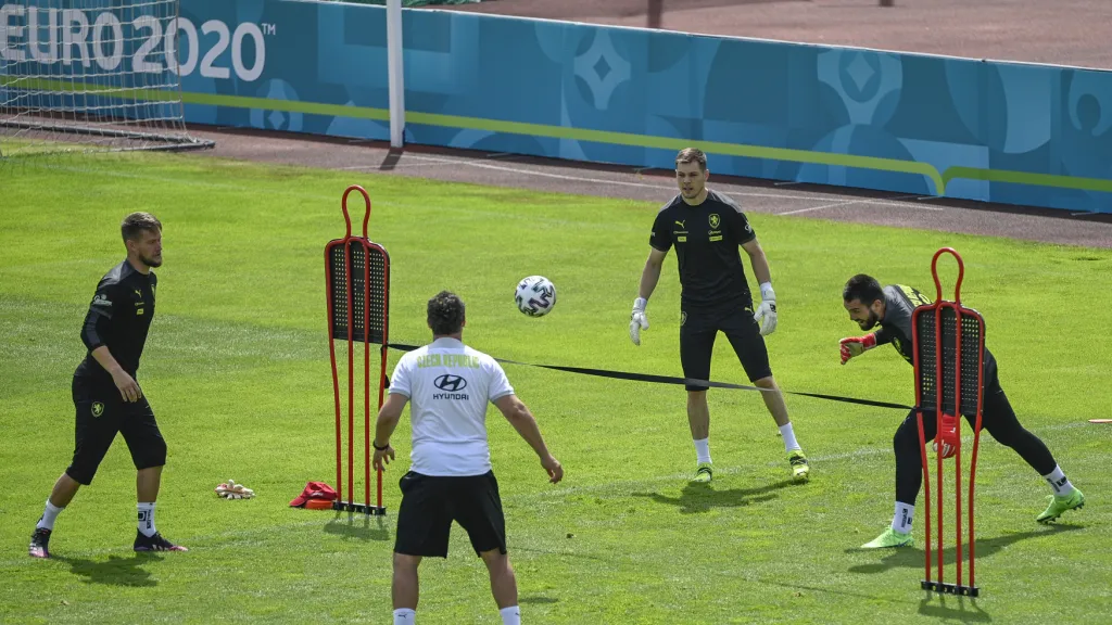 Brankáři Vaclík, Mandous a Koubek hrají nohejbal na tréninku