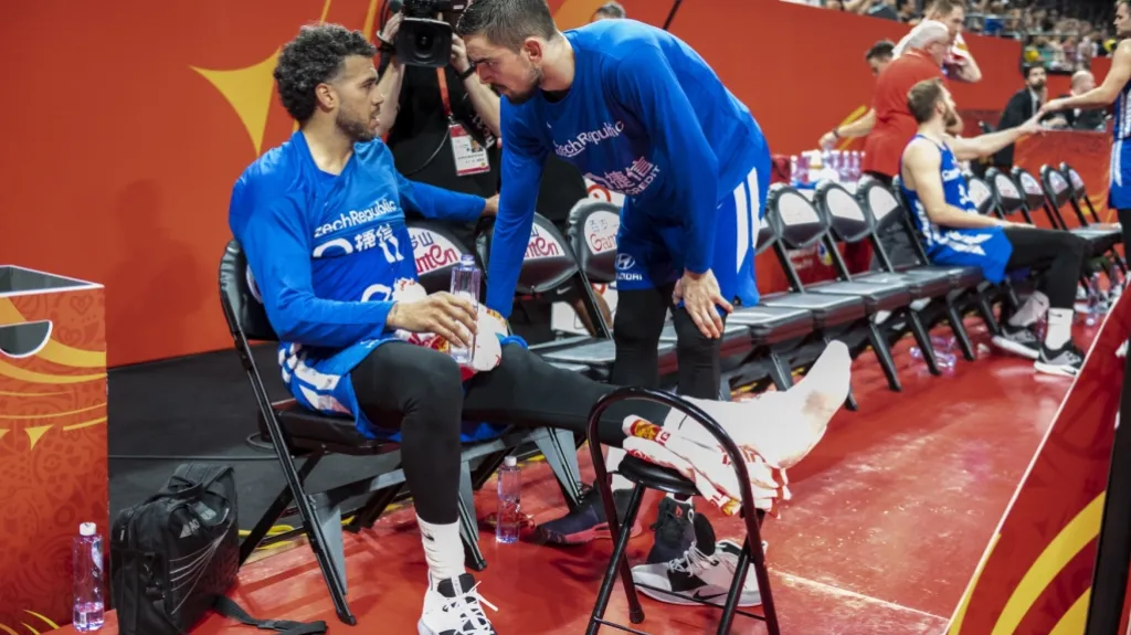 Zraněný Blake Schilb s Tomášem Satoranským