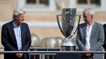 Björn Borg a Joe McEnroe s pohárem pro vítěze