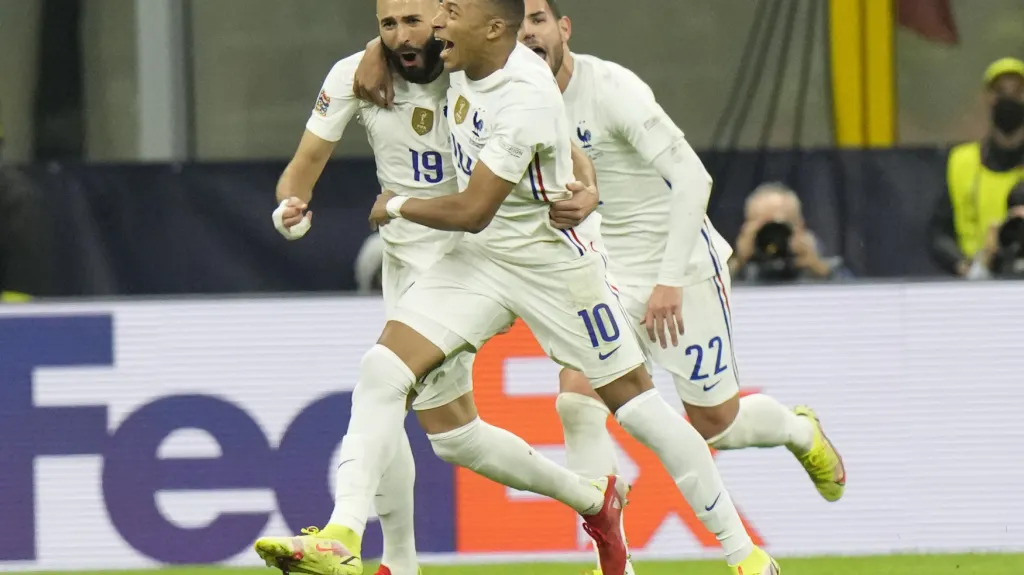 Karim Benzema slaví gól s Kylianem Mbappém