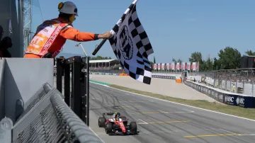 Hamilton poprvé v barvách Ferrari vyhrál závod Formule 1