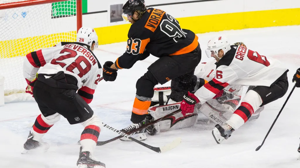 Jakub Voráček střílí gól do sítě New Jersey