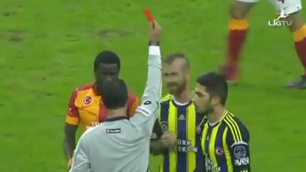 Meireles dostává červenou