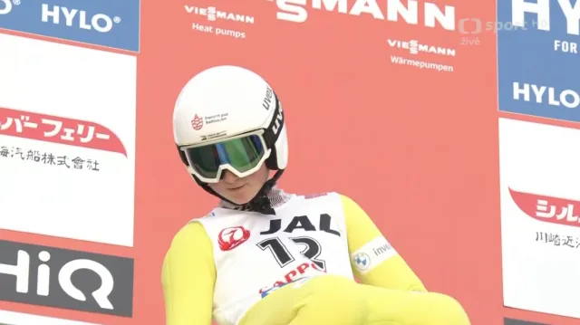 Nepovedený skok Kláry Ulrichové na můstku v Sapporu