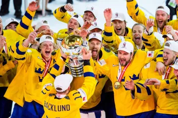 Švédští hokejisté s trofejí mistrů světa