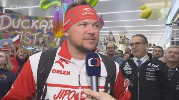 Dakaristé zažili na letišti bouřlivé přivítání