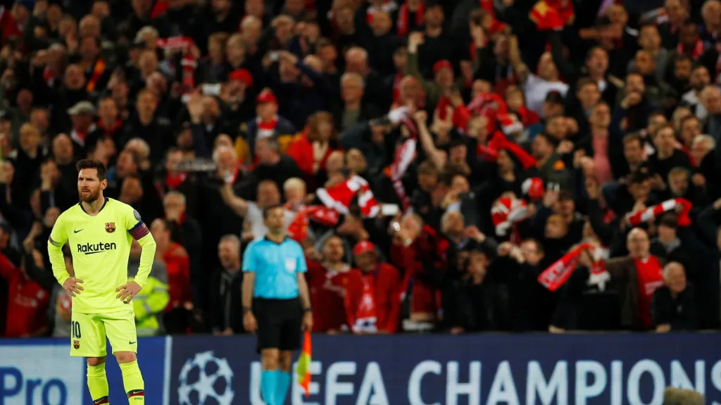Lionel Messi z Barcelony sleduje slavící Liverpool