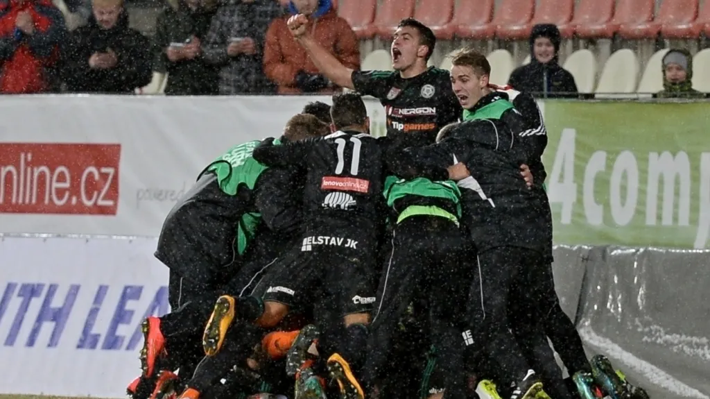Slavící mladí fotbalisté Příbrami
