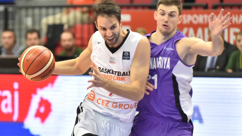 Vojtěch Hruban (vlevo) v dresu Nymburka