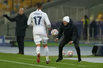 Kouč Realu Madrid Zinédine Zidane se snaží rychle vrátit míč do hry