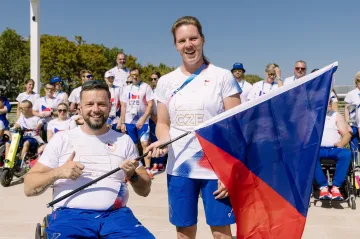 Paralympijští vlajkonoši Kisý a Luxová