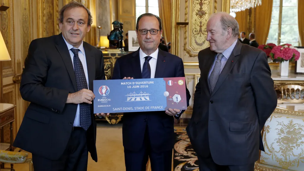 Michel Platini, Francois Hollande a předseda organizačního výboru Euro 2016 Jacques Lambert představují maketu vstupenky