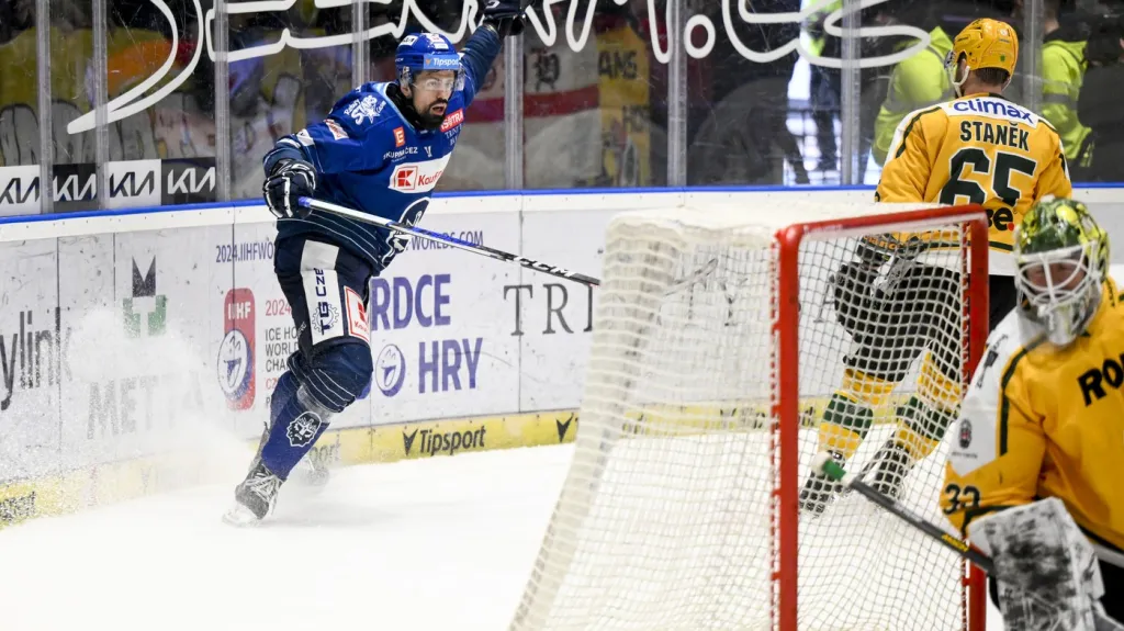 Kladenský Richard Jarůšek slaví v utkání proti Vsetínu