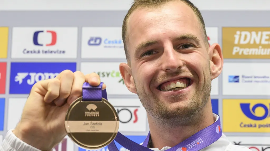 Jan Štefela po příletu do Prahy