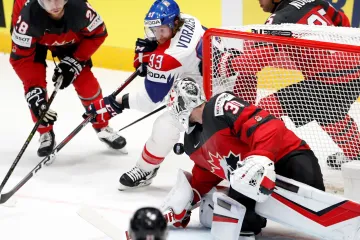 Český kapitán Jakub Voráček objíždí branku a snaží se překonat gólmana Murrayho