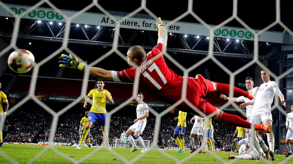 Michael Lüftner překonává v Kodani Stanislava Dostála v brance Zlína