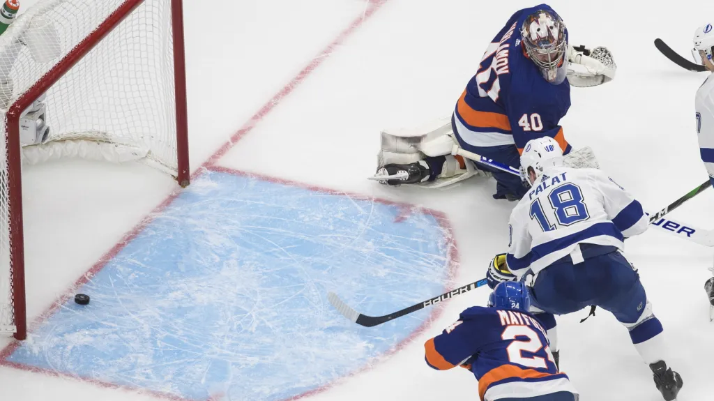 Ondřej Palát skóruje v zápase proti Islanders