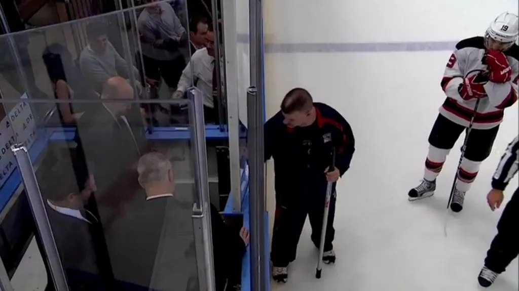 Travis Zajac čeká, až se otevřou dveře