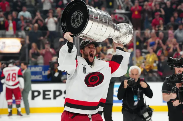 Carolina slaví, Hurricanes po 20 letech získali Stanley Cup