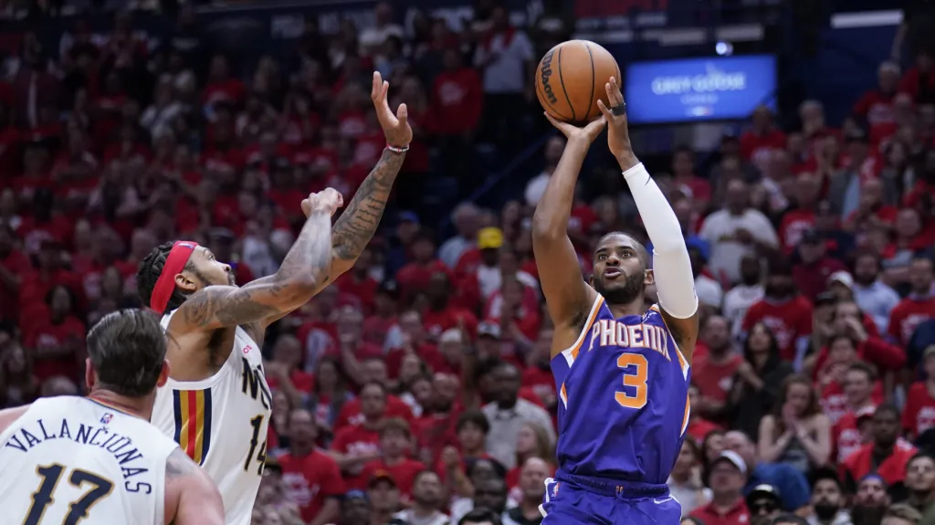 Chris Paul střílí v utkání s New Orleans