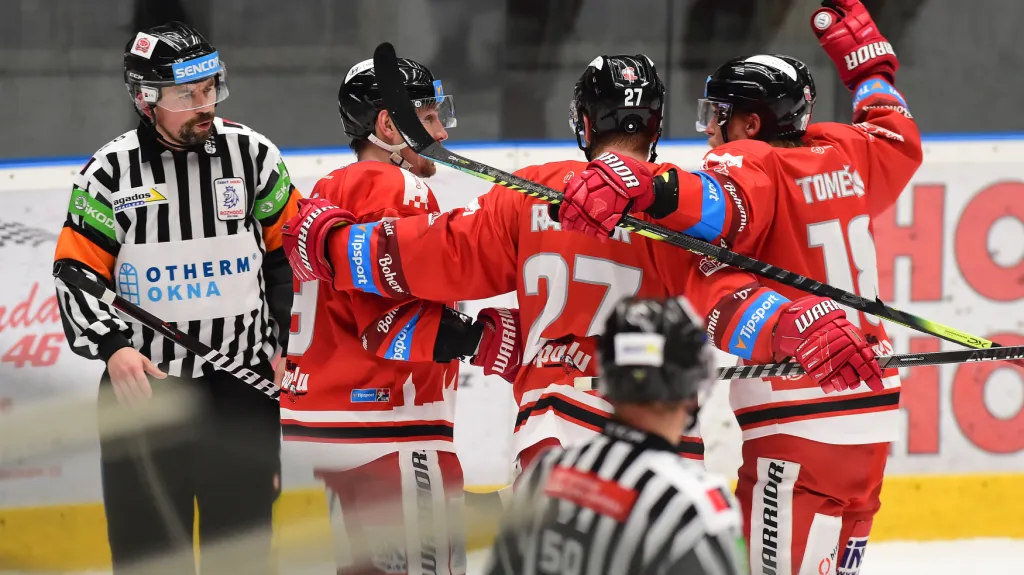 Olomoučtí hokejisté slaví branku