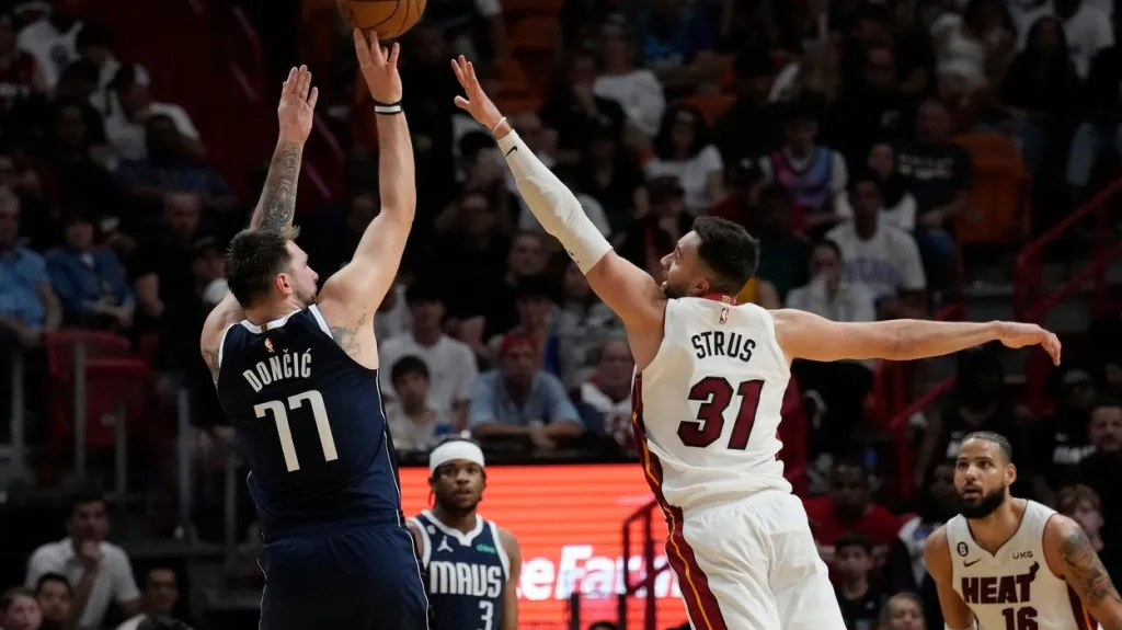 Luka Dončič a Max Strus