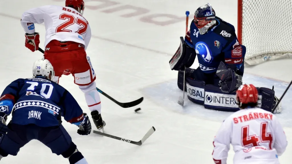 Martin Růžička z Třince v duelu s brankářem Dominikem Frodlem z Plzně