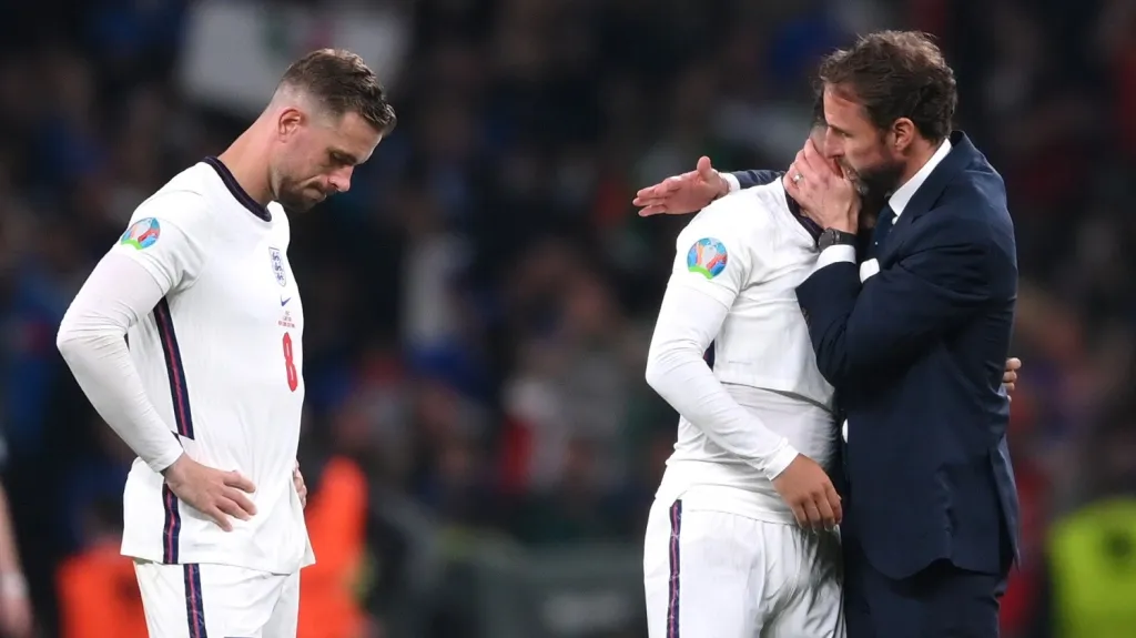 Gareth Southgate utěšuje Bukaya Saku