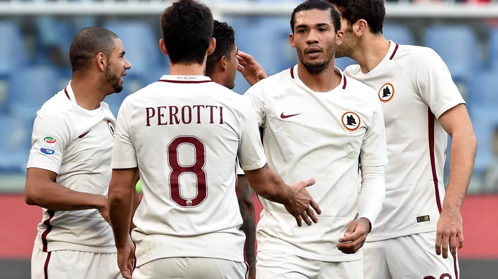 Fotbalisté AS Řím se radují z cenné výhry v Janově